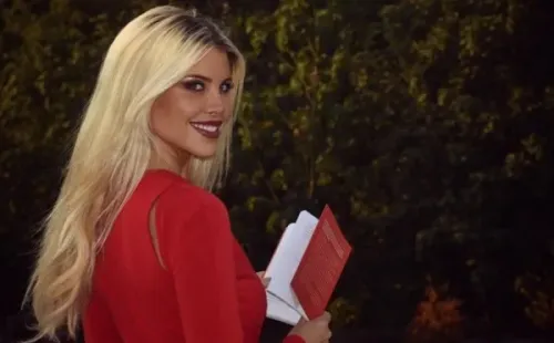 Cote López posando con su libro “Tú tampoco eras para mí”.