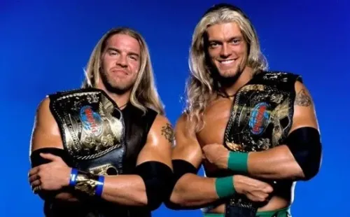 Christian y Edge en su época de gloria a fines de los ’90 y principios de los 2000 en WWE. Hoy, ambos regresaron tras seis y nueve temporadas fuera, respectivamente, y con46 años.