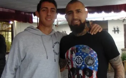 Jens Buss junto a Arturo Vidal en Rodelindo Román