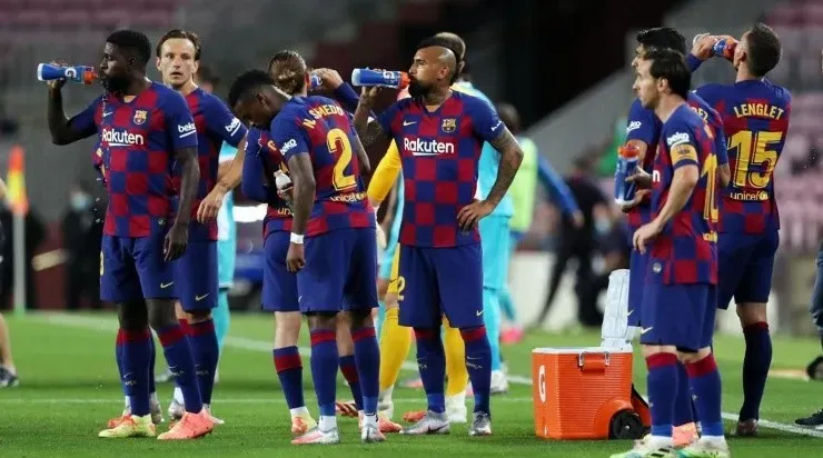 Arturo Vidal se refresca junto a Leo Messi en el encuentro que Barcelona le ganó a Leganés por La Liga de España (FC Barcelona)