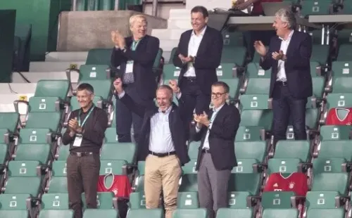 Rummenigge junto a Oliver Kahn festejan el título del Bayern (Getty Images)