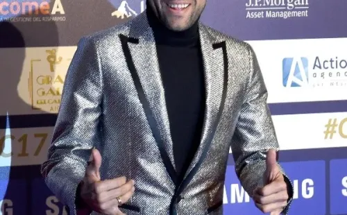 Dani Alves rompiéndola en una alfombra roja (Getty Images)