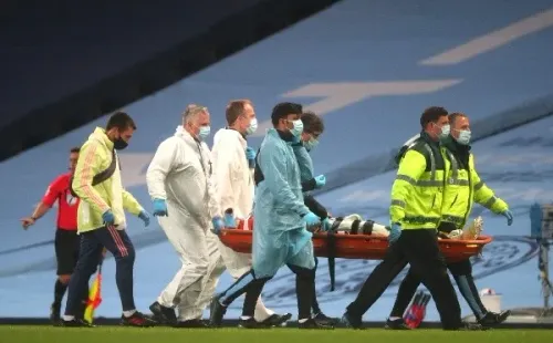 Eric García es sacado en camilla en un duelo de lesiones.