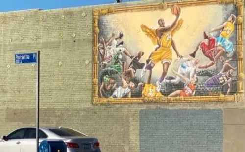 Los usuarios de internet denunciaron a la cadena HBO por poner un letrero publicitario encima de un mural dedicado a Kobe Bryant, por lo que la cadena televisiva se vio obligada a retirarlo