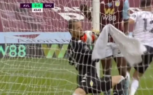 El arquero Nyland se va con balón y todo dentro de la portería, pero el Hawk Eye Goal Technology no se dio cuenta