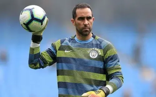 El portero chileno no fue citado al reestreno de Manchester City en la Premier League, porque aún no estaba en forma física adecuada. (FOTO: Getty Images)