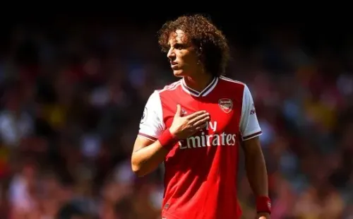 David Luiz fue el verdugo de su propio equipo, cometiendo graves errores que llevaron al Arsenal a caer por 3-0 ante Manchester City en el retorno del fútbol inglés.