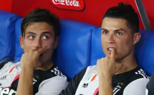 Paulo Dybala junto a Cristiano Ronaldo incrédulos por la derrota ante el Nápoli (Getty Images)