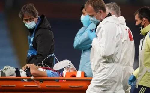 Eric García tuvo un desafortunado accidente mientras retrocedía hasta su propia área, donde no se percató de la salida de su compañero Ederson y terminó chocando con dureza para luego ser retirado en camilla de la cancha.