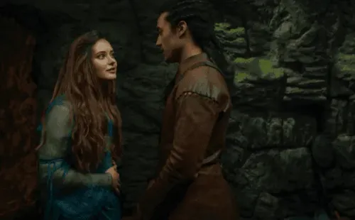 Katherine Langford y Devon Terrell en una escena de “Cursed”.