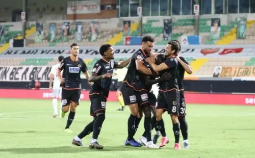 Junior Fernandes fue titular en la goleada del Alanyaspor ante elAntalyaspor, donde estuvo cerca de anotar en dos oportunidades. Foto: Twitter
