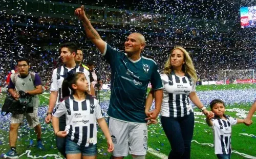 Tras su salida de Colo Colo, Chupete Suazo recibió un partido de homenaje en Monterrey y hasta se retiró su dorsal hasta que él decida pasárselo, por ejemplo, a uno de sus hijos.