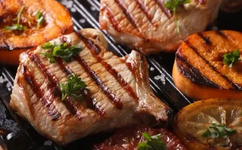 Chuleta en parrilla eléctrica acompañada de vegetales grillados