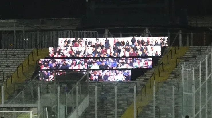 Palestino jugó en 2019 con público virtual emplazado en pantallas gigantes (Agencia Uno)