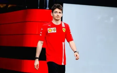 Los tifosi permitieron al monegasco Charles Leclers partir su hazañadesde la Officina Classiche, por la misma puerta que Enzo Ferrari utilizó el 12 de marzo de 1947