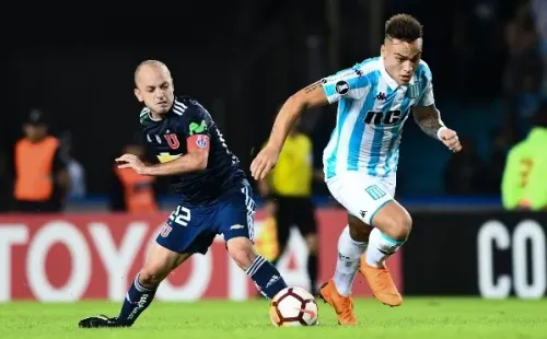 Gustavo Lorenzetti disputa el balón con Lautaro Martínez (Getty Images)