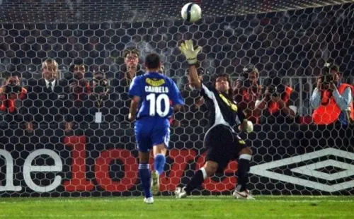 Mayer Candelo y su penal ante Claudio Bravo (Archivo)