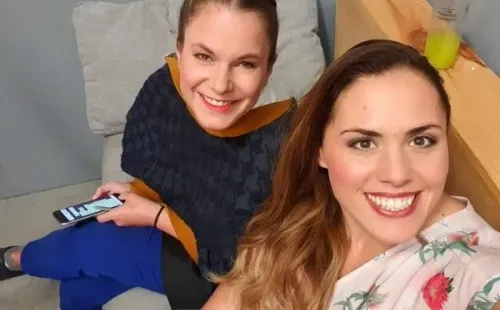 Ignacia Allamand en medio de las grabaciones de Masterchef Celebrity, junto a Natalia Ducó.
