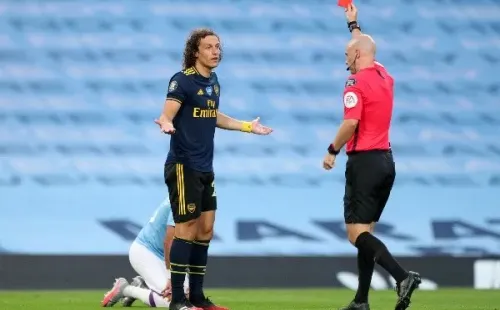 David Luizfue el villano del redebut de los Gunners en la Premier. En el primer partido, duelo pendiente con el City, causó un penal y fue expulsado en el primer tiempo. (Foto: Getty)