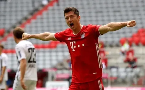 Robert Lewandowski no se cansa de hacer goles. Este sábado, solo en el primer tiempo ante el Friburgo, ya anotó dos. Foto: Getty Images