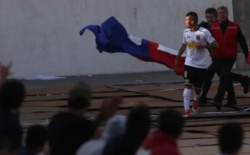 La polémica más grande de Jason Silva en Colo Colo fue cuando pateó una bandera de la U tras el clásico de 2014 en el Estadio Nacional. Foto: Agencia Uno
