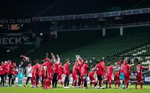 A estadio vacío y con camisetas conmemorativas, los jugadores del Bayern celebraron tímidamente su octava Bundesliga seguida. (Foto: Getty)