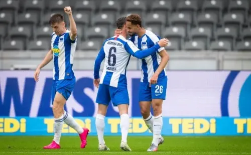 Se abraza el Hertha Berlín ante el Bayer Leverkusen de Charles Aránguiz (Getty Images)