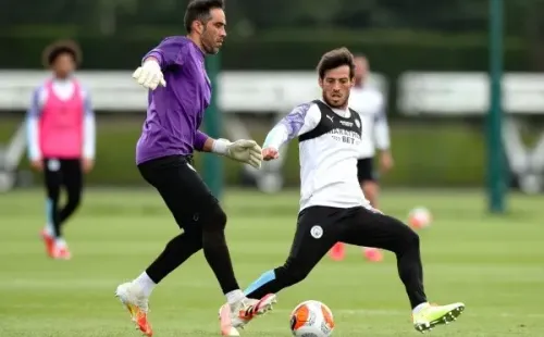 Pese a que ha respondido cada vez que ha saltado a la cancha, Claudio Bravo no ha podido convencer a Pep Guardiola para ser titular en el Manchester City. Foto: Getty Images