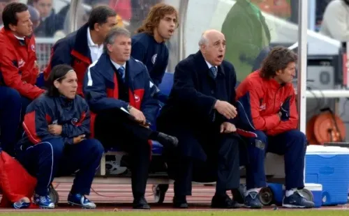 Nelson Acosta junto a Ítalo Traverso y todo su cuerpo técnico en la Selección Chile 2005 (Getty Images)