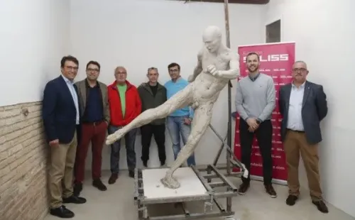 La estatua sin pantalones de Andrés Iniesta (Ayuntamiento de Albacete)