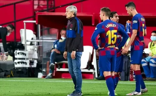 Setien mira desconsolado el marcador luego del empate del Barcelona ante el Sevilla (Getty Images)