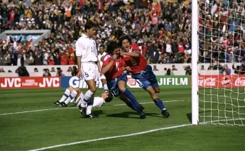 Iván Zamorano junto a Marcelo Salas luego de que el Matador marcara su segundo gol ante Italia en Francia 1998 (Getty Images)