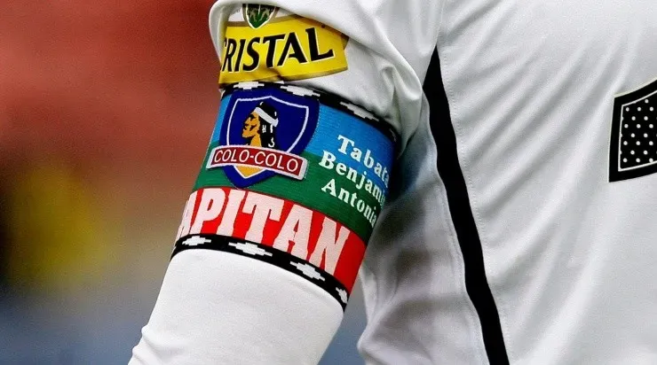 Gonzalo Fierro llevaba los colores de la bandera mapuche en la jineta de capitán de Colo Colo (Agencia Uno)