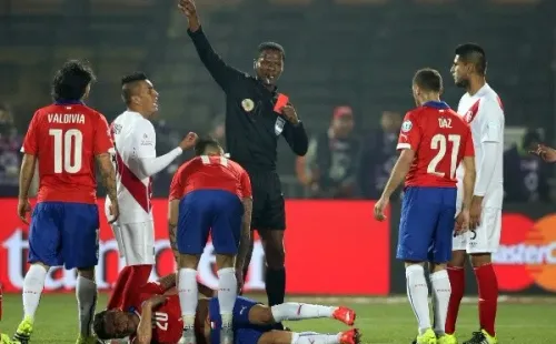 Instante tras el planchazo de Carlos Zambrano a Charles Aránguiz, donde el árbitro no dudó en mostrar la roja directa que dejó a los peruanos con 10 en cancha por más de una hora y cuarto de encuentro.