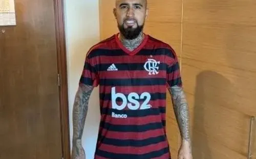 Arturo Vidal posa con la camiseta del Flamengo