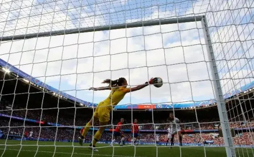Tiane Endler tuvo una jornada mágica en París. Si bien el equipo perdió, la portera nacional fue la gran figura y se mandó tapadas para la foto como esta. (Foto: Getty)