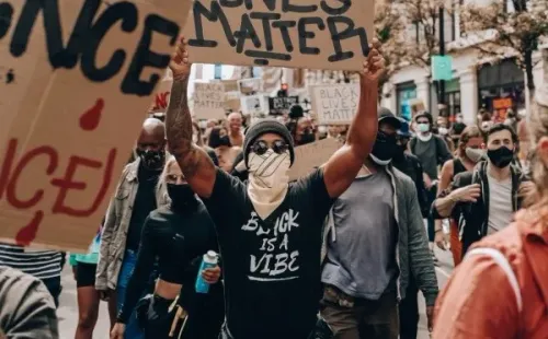 Se espera que cuandoregreseel Mundial de Fórmula 1 2020 próximo 5 de julio, Lewis Hamilton realice alguna manifestación pública, como arodillarse durante el himno.