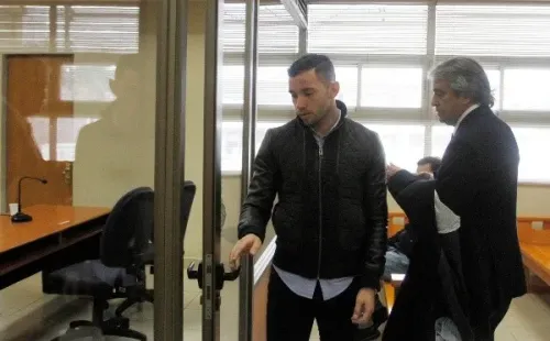 Eugenio Mena en julio de 2017, tras la Copa Confederaciones, en la lectura de su sentencia tras conducir a exceso de velocidad y bajo la influencia del alcohol.