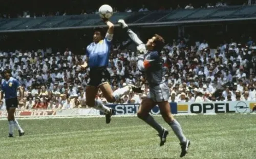 La famosa Mano de Dios de Diego Maradona ante el portero inglés, Peter Shilton
