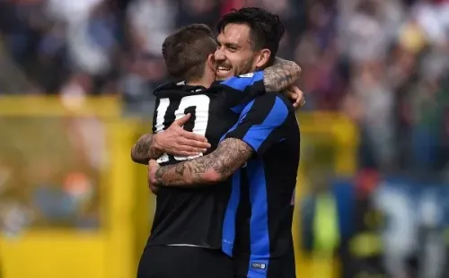 Alejandro Gómez se abraza con Mauricio Pinilla cuando ambos fueron compañeros en el Atalanta (Getty Images)