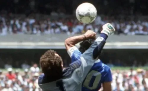 Mano y gol de Maradona.