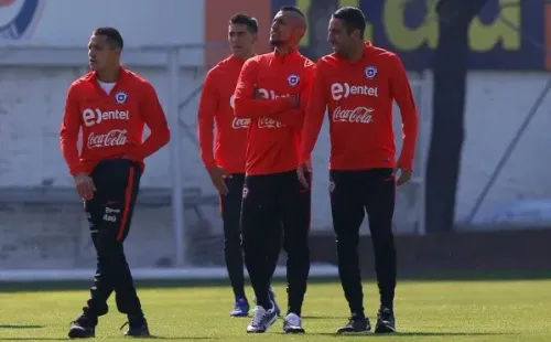 Arturo Vidal junto a Alexis Sánchez, Mauricio Isla y Enzo Roco en un entrenamiento de la selección chilena (Agencia Uno)