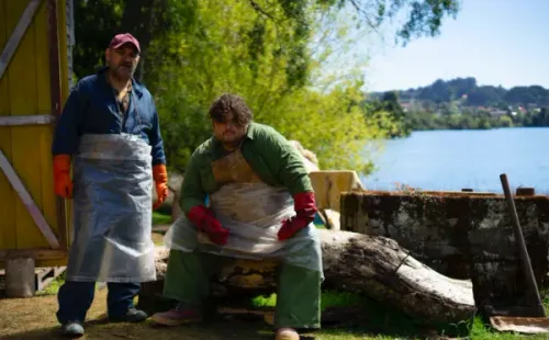 Memo (Jorge García) junto a su tío (Luis Gnecco) en