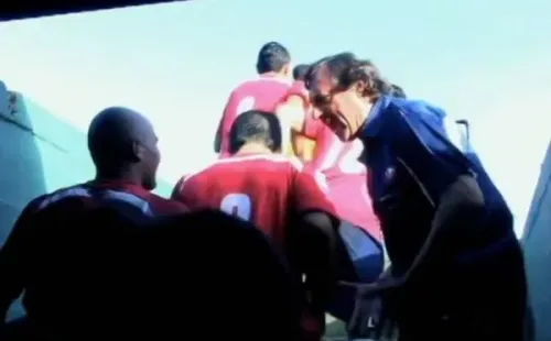 Bonini arenga a Humberto Suazo antes de enfrentar a Uruguay (Pantallazo)