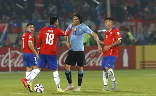 Gonzalo Jara y Edinson Cavani fueron protagonistas en aquel recordado partido entre Chile y Uruguay.