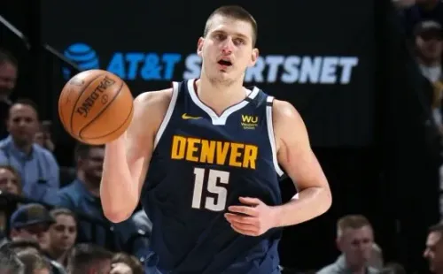 Nikola Jokic pasó tiempo junto al tenista Novak Djokovic en Serbia, cuando ambos asistieron a un partido del Mega Basket.