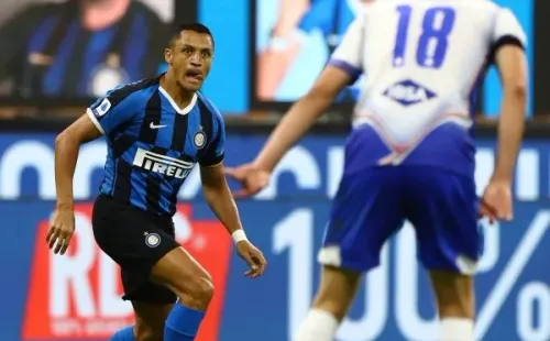El chileno volvió a jugar pocos minutos por el Inter esta semana y ha tenido que demostrar desde la banca sus ganas por quedarse en Italia. (Foto: Getty)