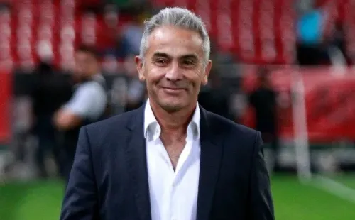 Juvenal Olmos ahora se desempeña como comentarista deportivo, pero en su época como entrenador ganó con Unión Española el ascenso (1999) y con Universidad Católica el Torneo de Apertura 2002. (FOTO: Agencia Uno)