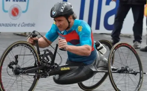Tras el brutal accidente donde fue embestido por un camión, Zanardi se encuentra el coma inducido a la espera de una evolución favorable.