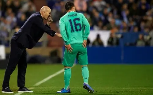 James Rodríguez escucha atento las instrucciones de Zinedine Zidane (Getty Images)